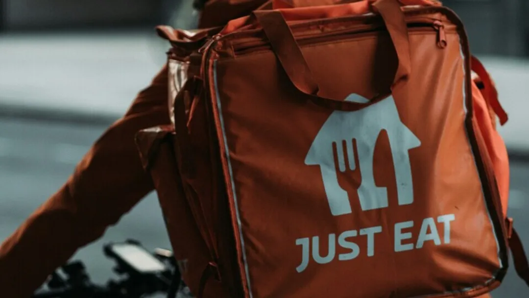 Just Eat vs Deliveroo: How to choose the right food delivery service for you